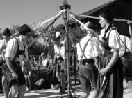 Maibaumaufstellen_Golling